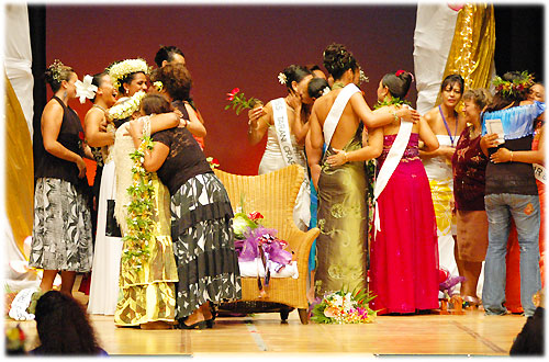 Happy people on stage / photos Lawrance / webwork Archi