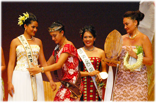 1st runner up Miss Tepaeru / Joyce Fortes / Prizegiving Tina Sampson on mouseover