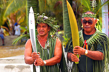 Vaianu and Papa Pia. Vaianu holds the Queen’s Baton while Papa Pia holds the stem of the coconut tree -known by locals as “the tree of life” because it provides shelter, food and decoration.
