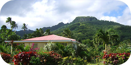 >>> Mount Raemaru sits at the back of Arorangi / photo © cookislands.com