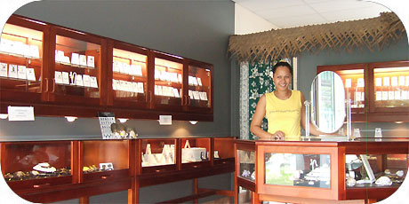 Paka´s pearlshop in Avarua / Rarotonga with its friendly shopkeeper