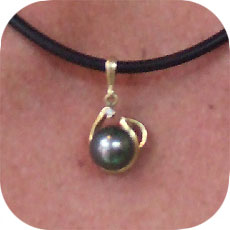 Black pearl in goldsmith frame