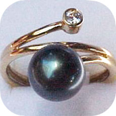 Golden ring with black pearl