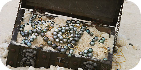 Treasure chest with black pearls of all colours / photo Dean Treml