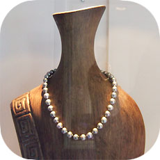 Pearl necklace / bust / Archi