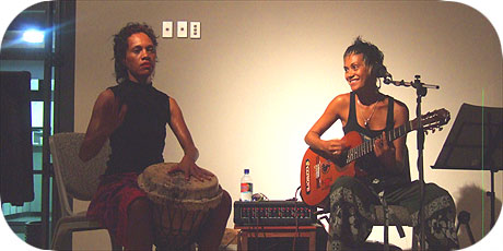 >>> Kuras mother doing the drumms, what a nice picture these two ;-)
