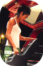 >>> Kura loading her car