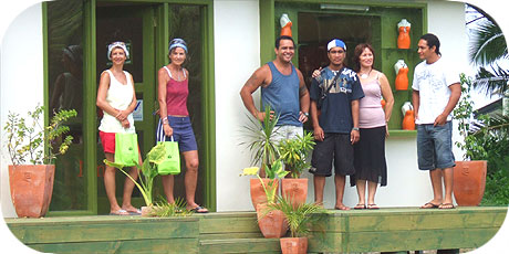 >>> Clients and Team in front of the shop