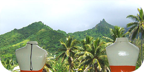 >>> view through the shopwindow towards the Raro mountains