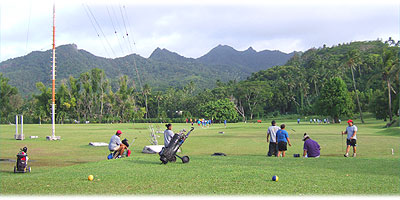 >>> Golfing in Nikao with the mountains in the background &copy; Archi
