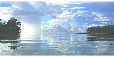 >>> Early morning sky reflected by the water on Muri Lagoon &copy; Archi