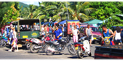 >>> People on Punanganui Market in Avarua / Rarotonga © Archi