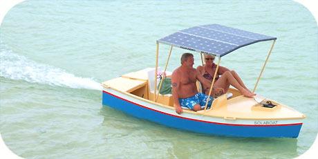 >>> Solarboat on a cloudy day on Muri Lagoon. Exclusive at Pacific Resort